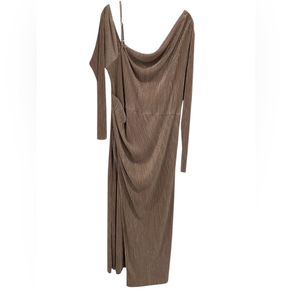NWT ASOS DESIGN Curve Plisse Fallen Shoulder Maxi Dress With Ruching in Camel 20 - Picture 5 of 13